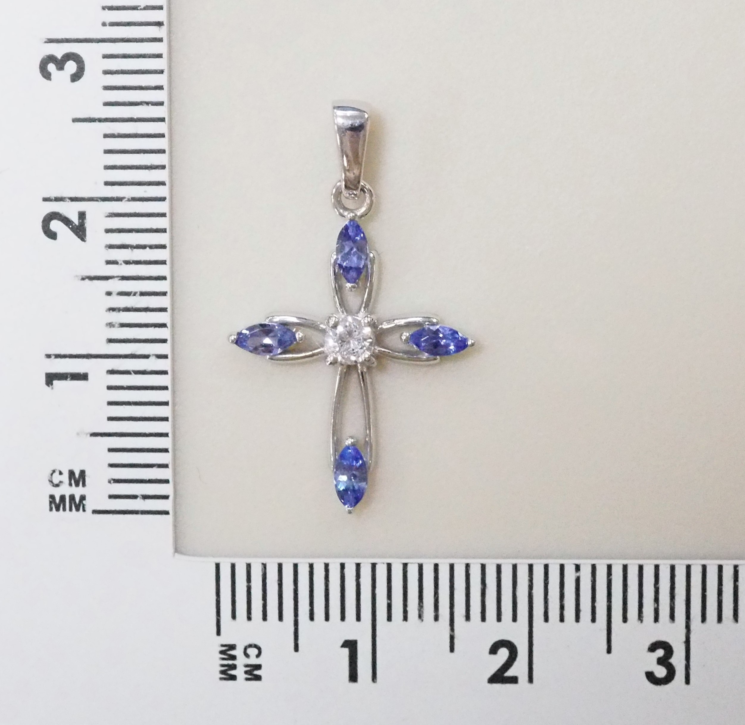 Серебряная подвеска-крест 925 пробы; вставки 4 Танзанит; 1 Фианит бесцв.;